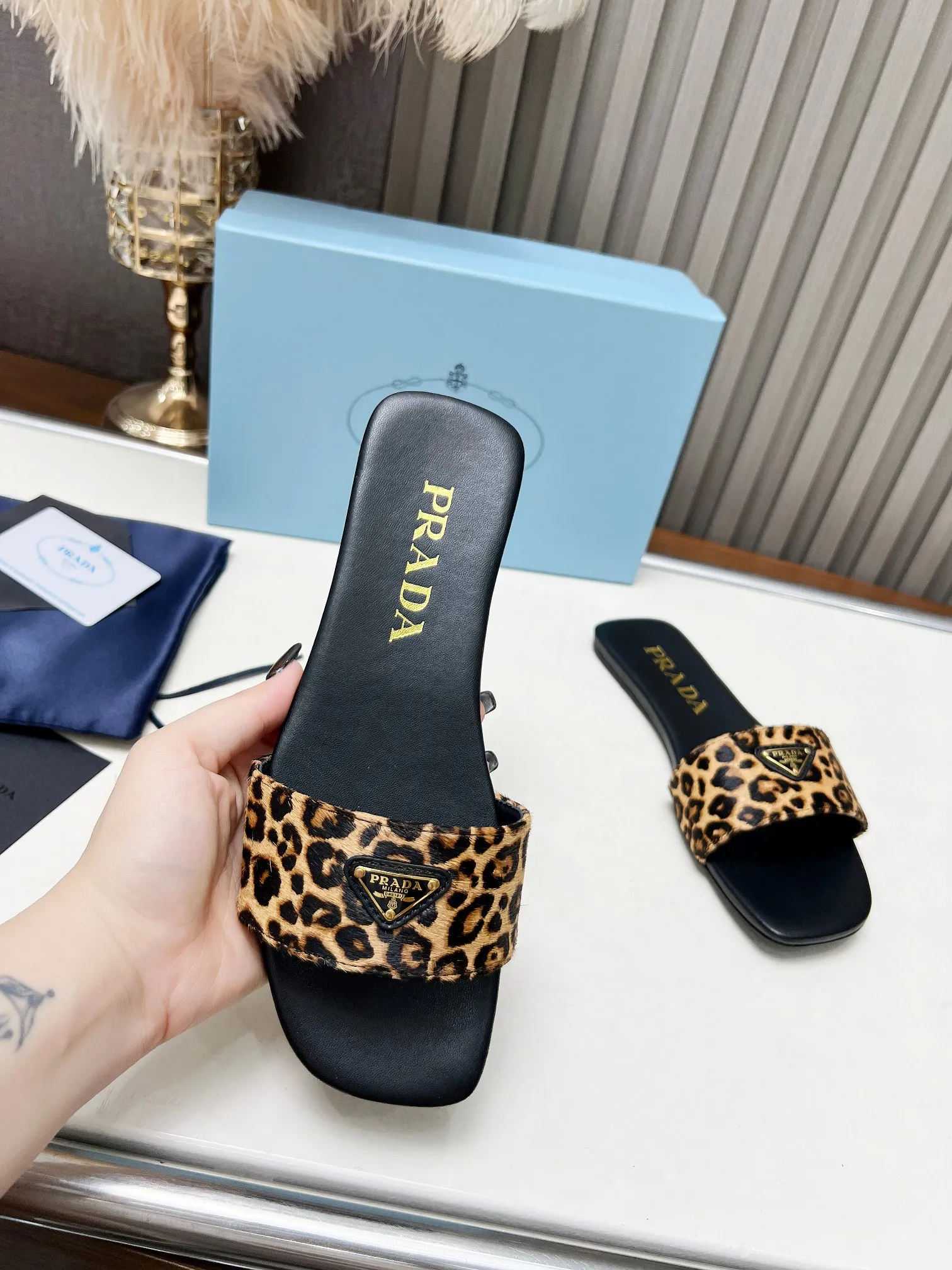 👟👟Ex-factory price 440👟👟 Top version on the market🔥4050SS Prada〰️Triangle logo ✔️Top quality ✔️Elegant, intellectual, retro and cute in one ✔️Upper: original horse hair cowhide ➕Original hardware buckle ✔️Inner: lambskin lining ✔️Original Italian leather outsole ✔️Size: 35-42 (41, 42, customized)